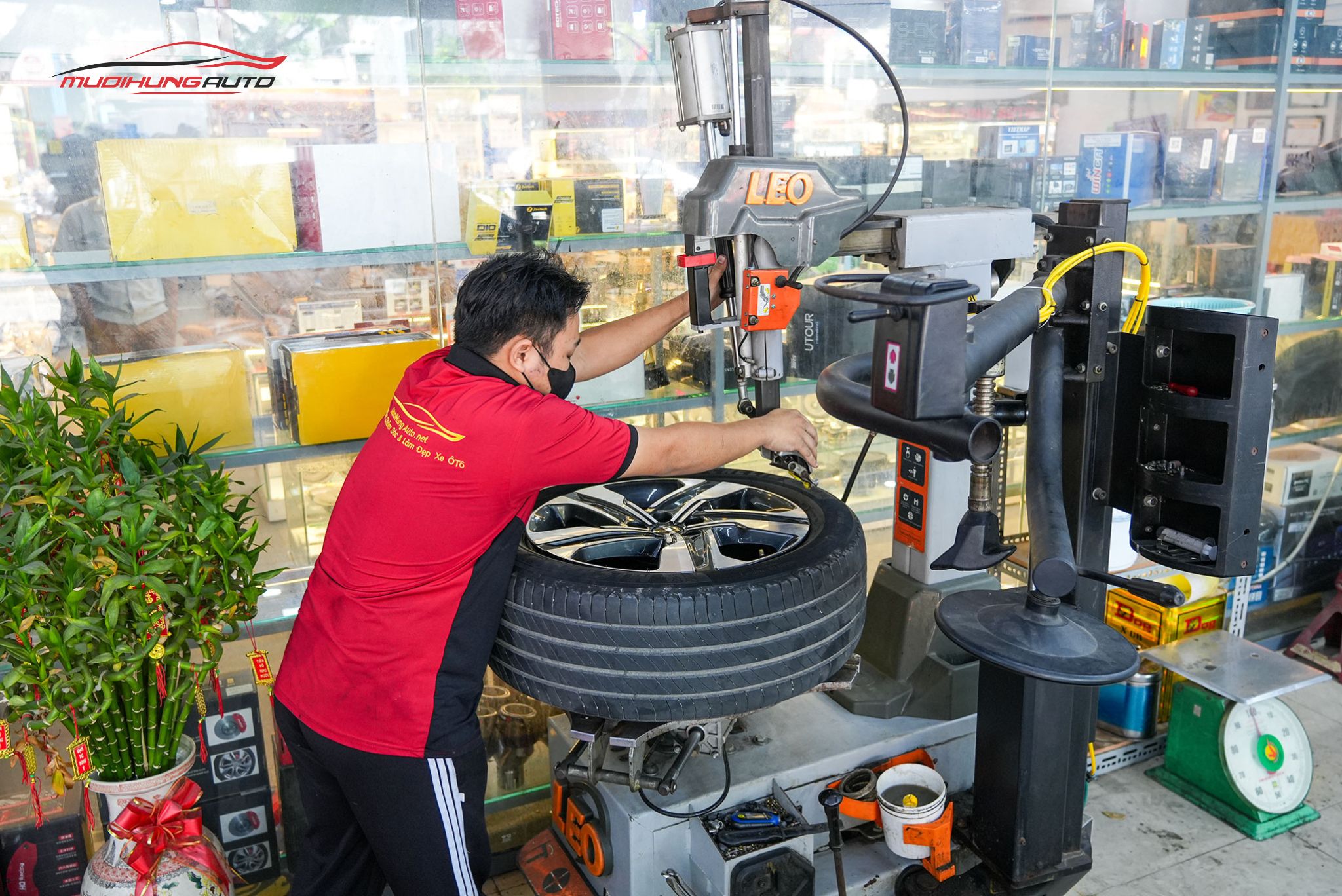 Kỹ thuật đang mở lốp