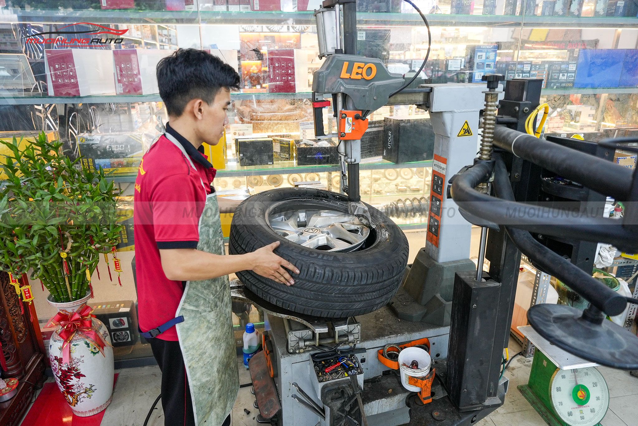 Kỹ thuật đang mở lốp