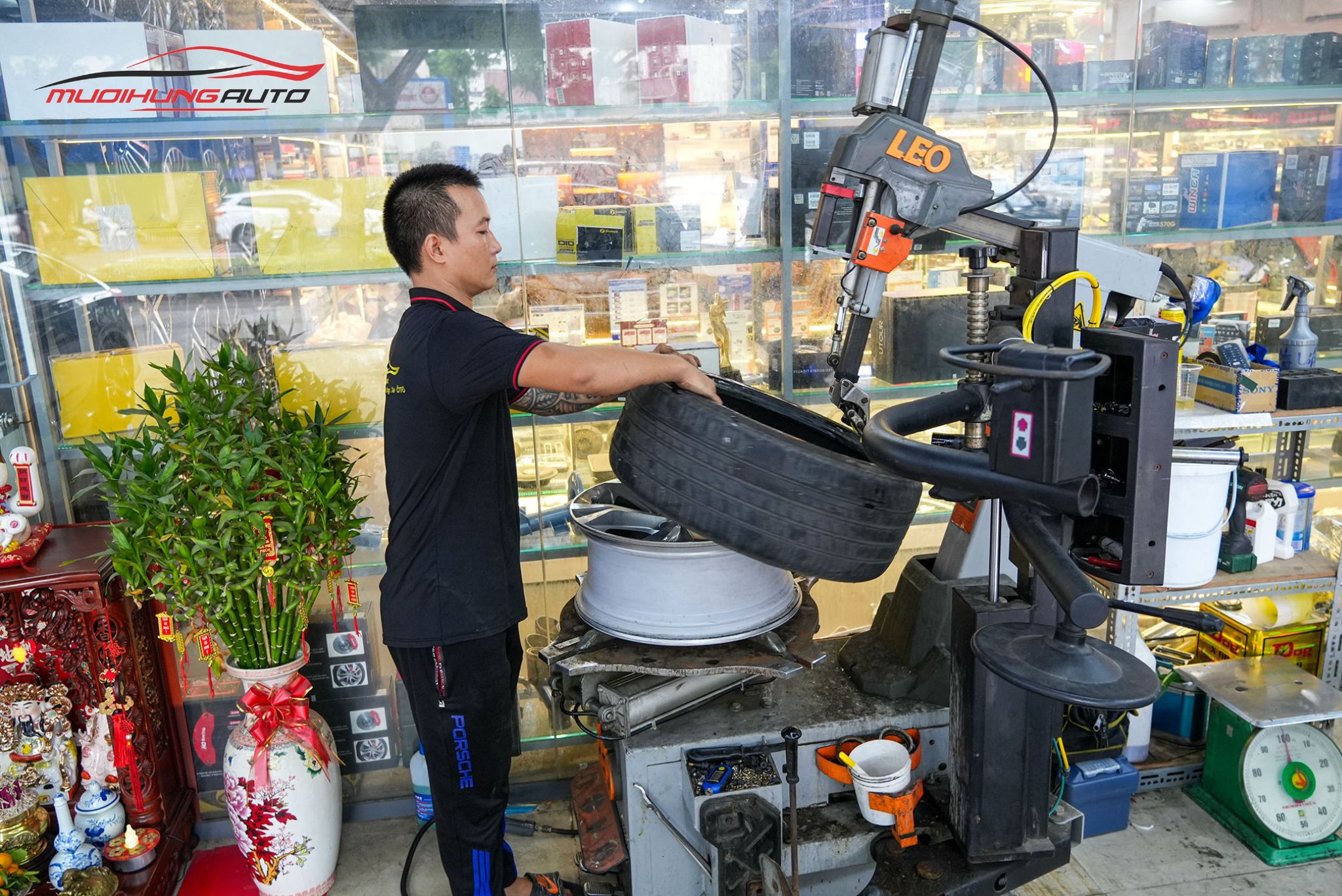 Kỹ thuật đang mở lốp