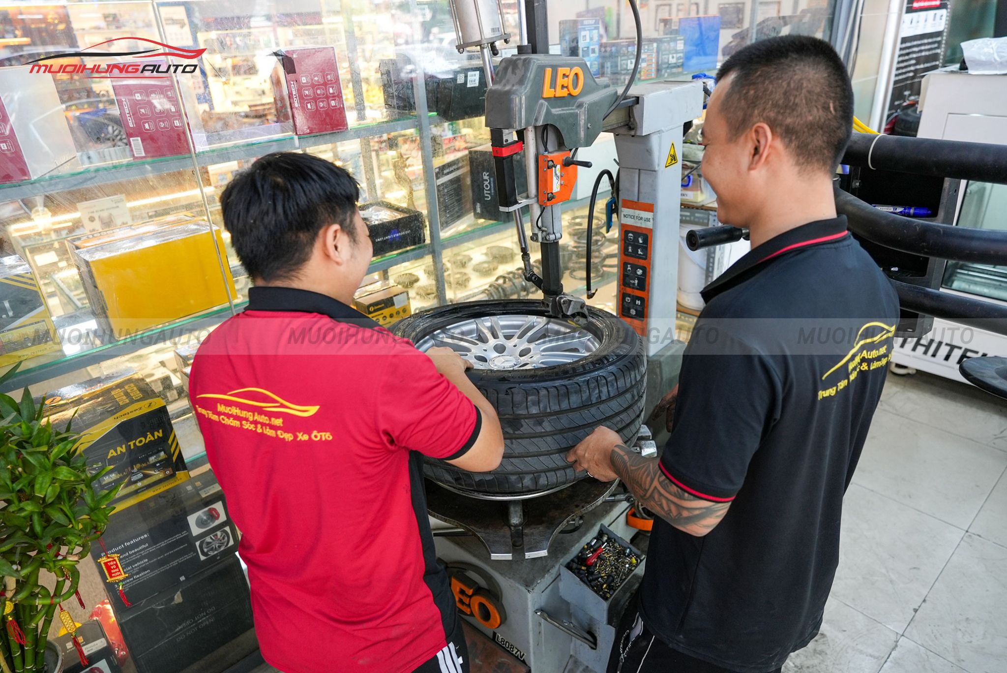 Kỹ thuật đang mở lốp