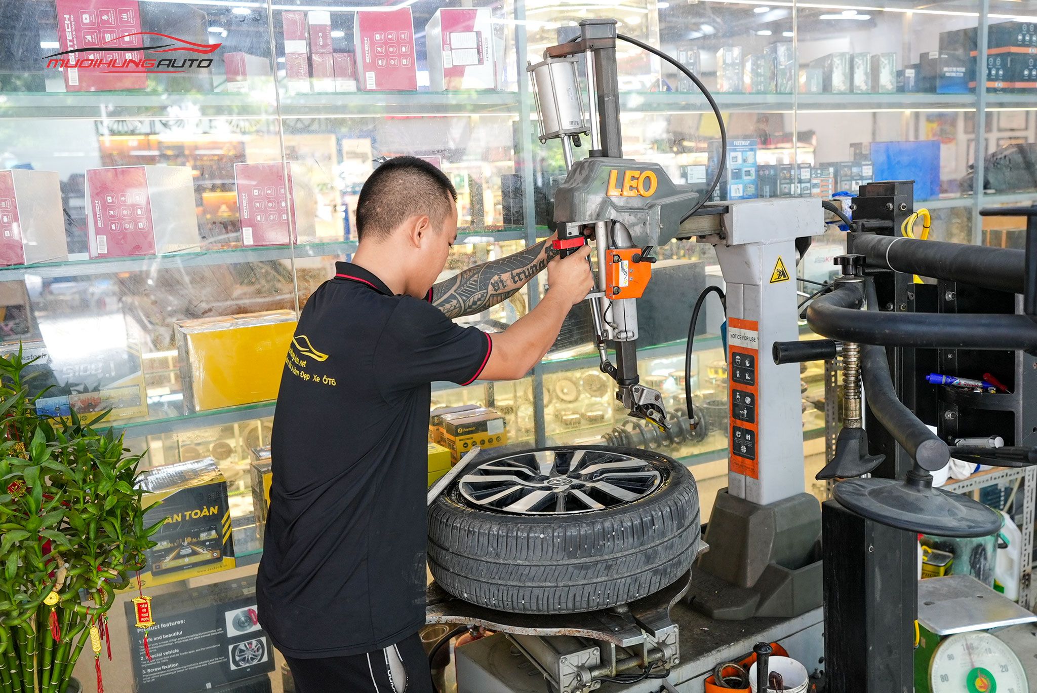 Kỹ thuật đang mở lốp