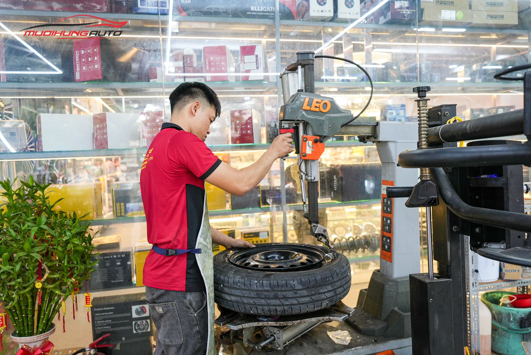 Kỹ thuật đang mở lốp