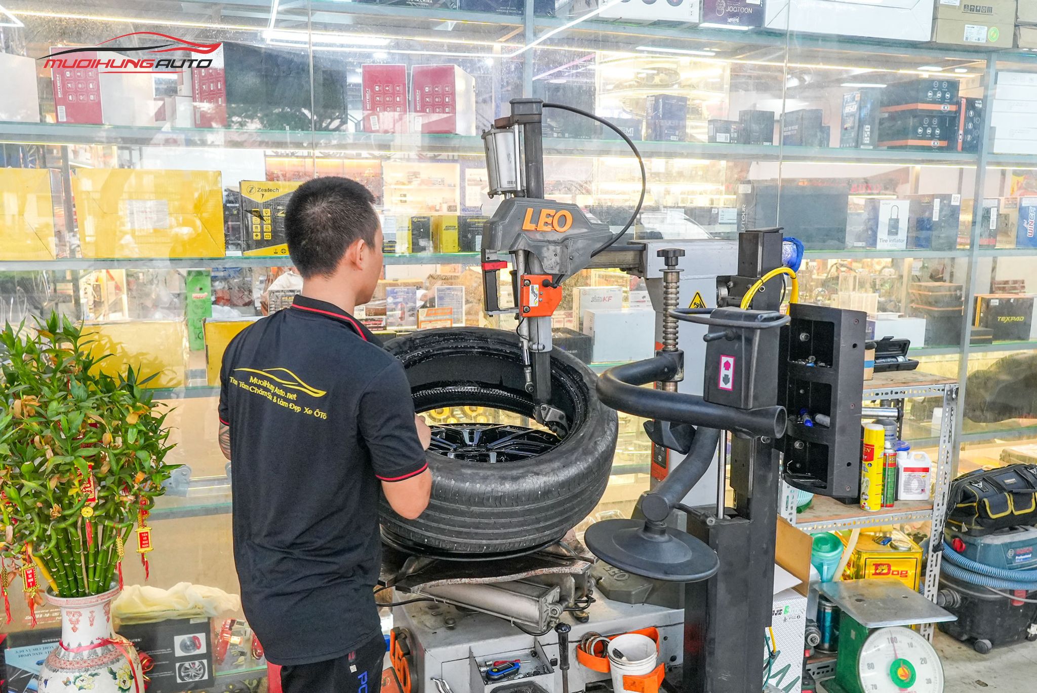 Kỹ thuật đang mở lốp