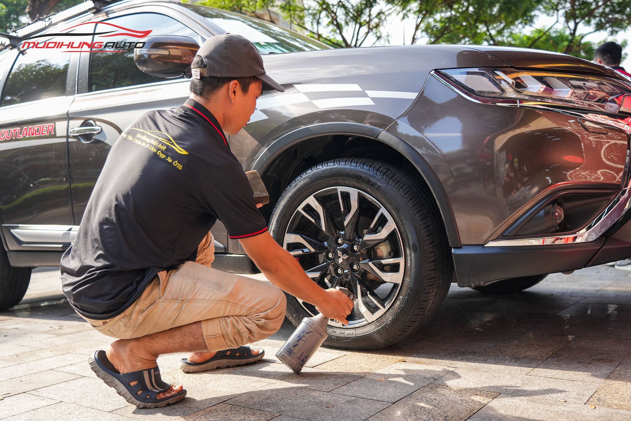 Kỹ thuật đang vệ sinh bánh xe