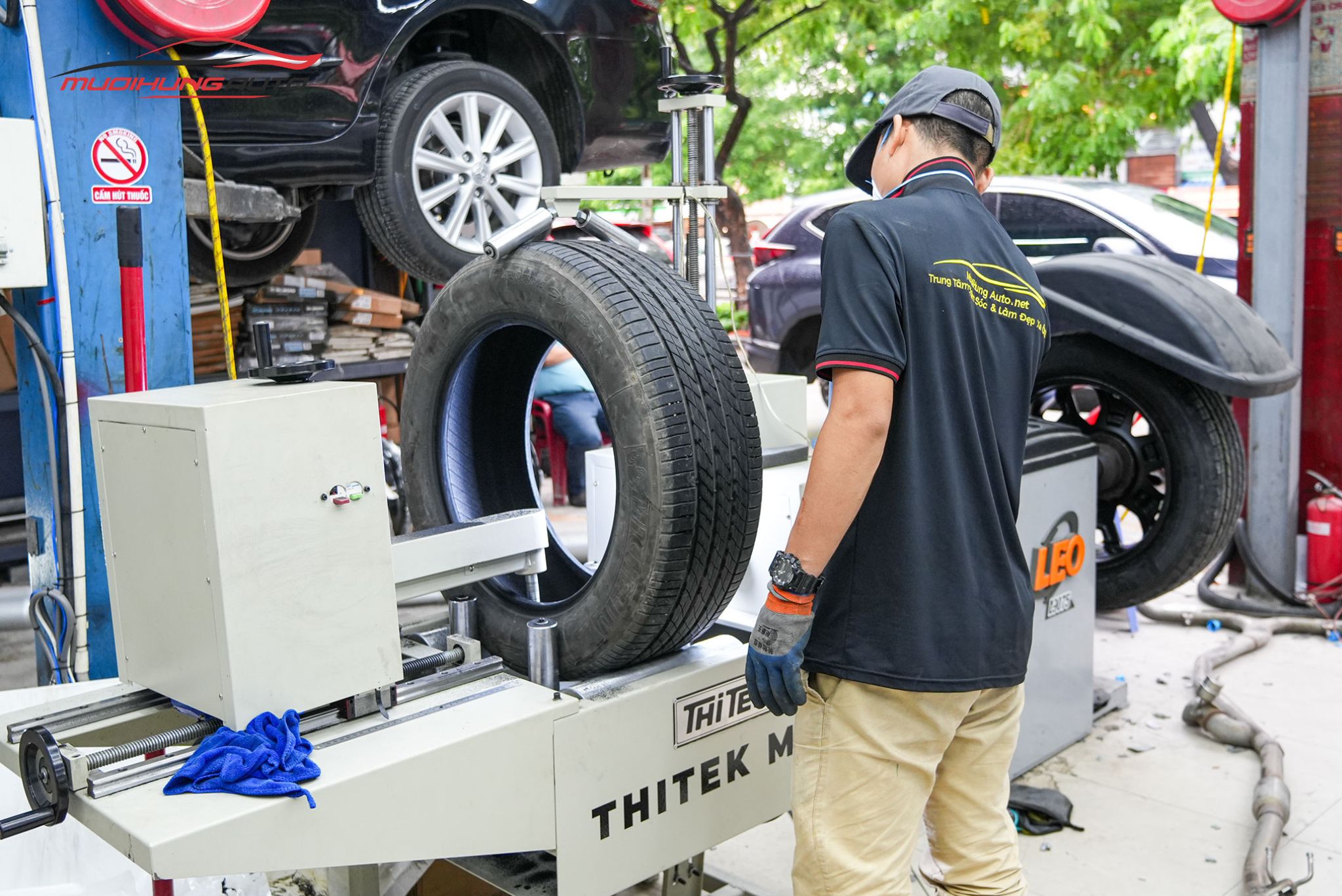 Kỹ thật viên xử lý lốp trước khi tráng