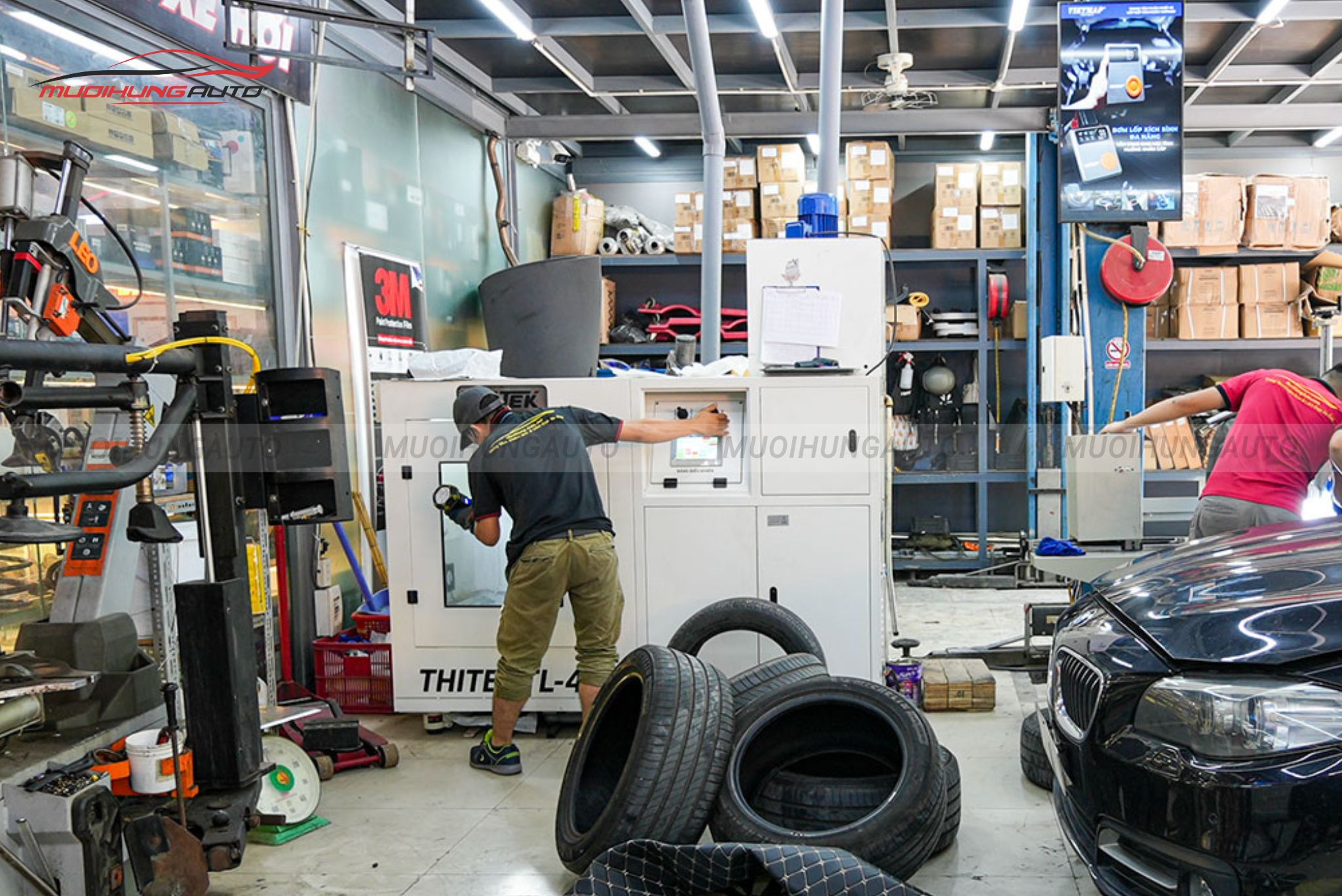 Lốp đang được đưa vào máy