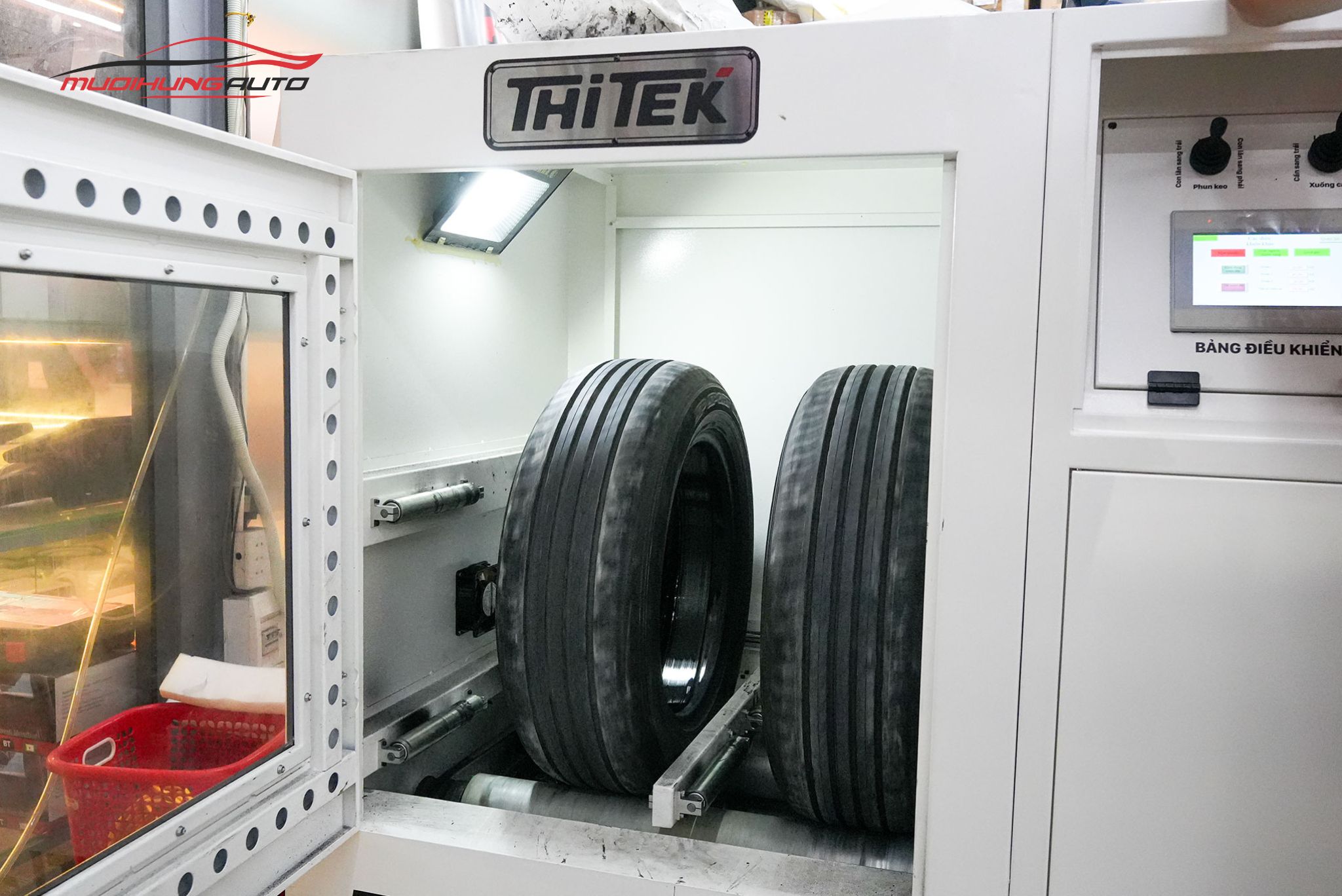 Lốp đang được đưa vào máy