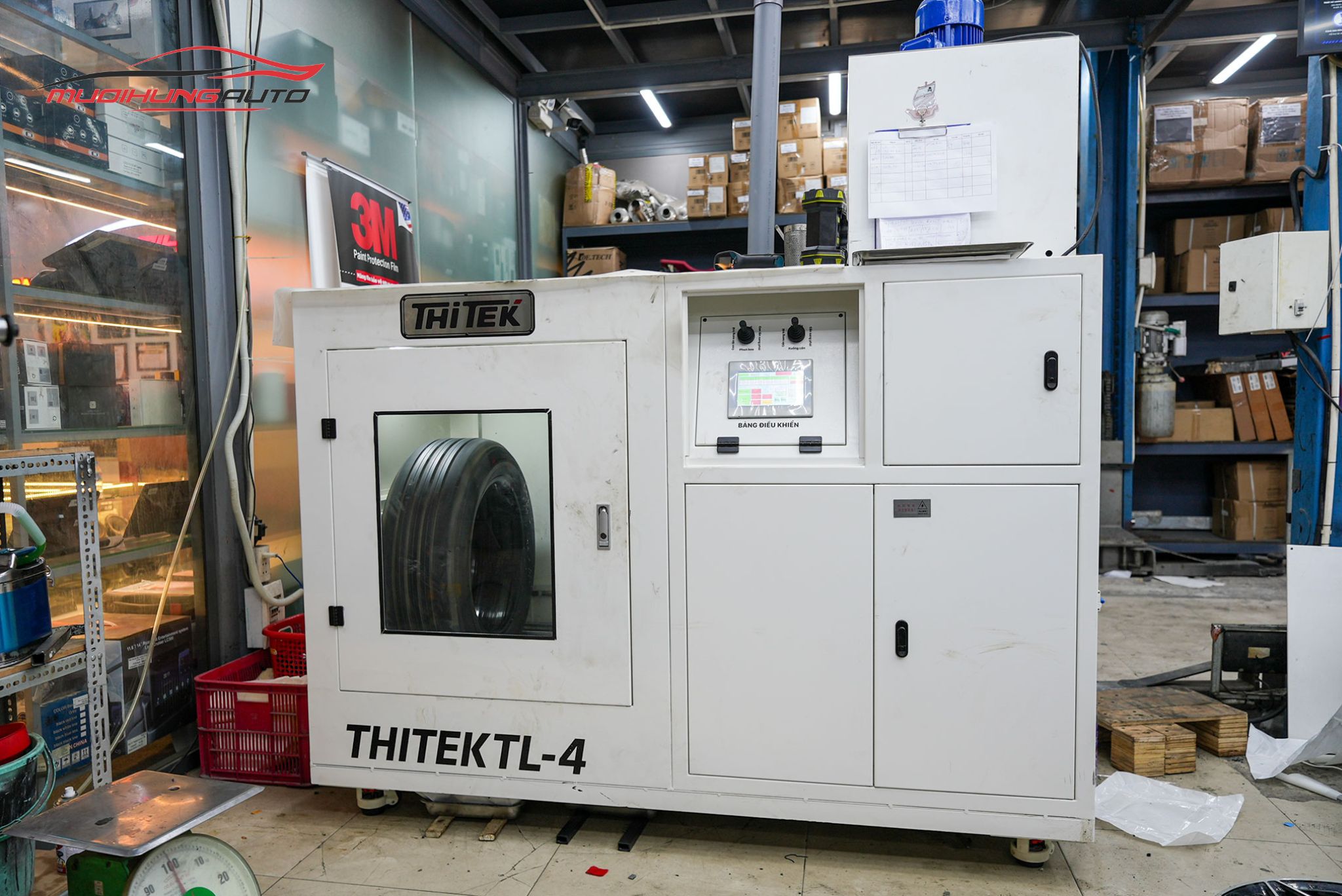 Lốp đang được đưa vào máy