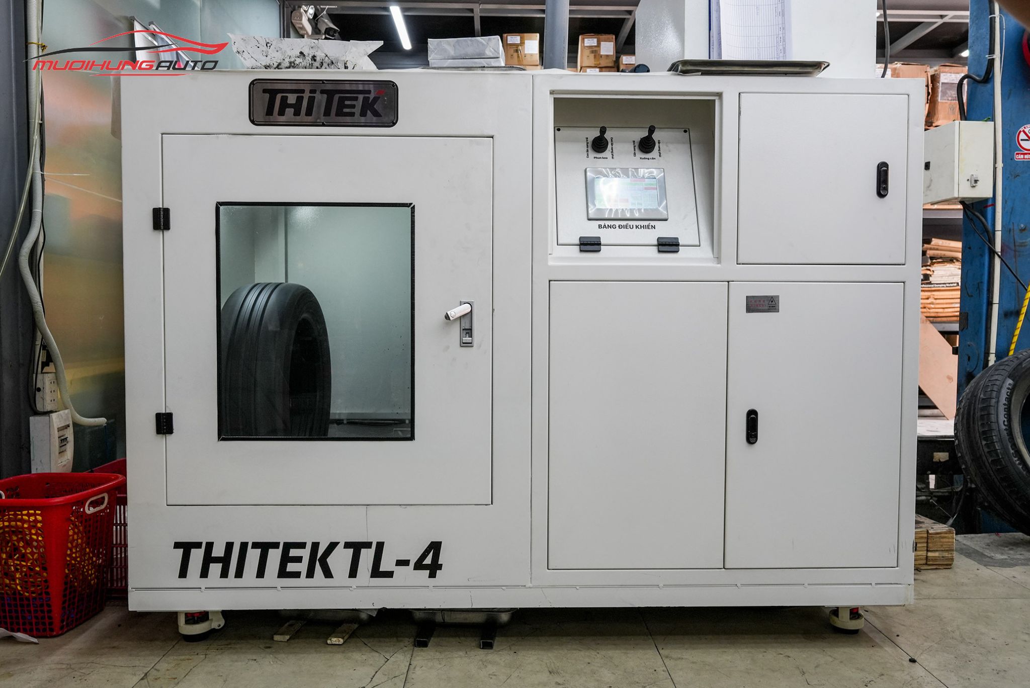 Lốp đang được đưa vào máy