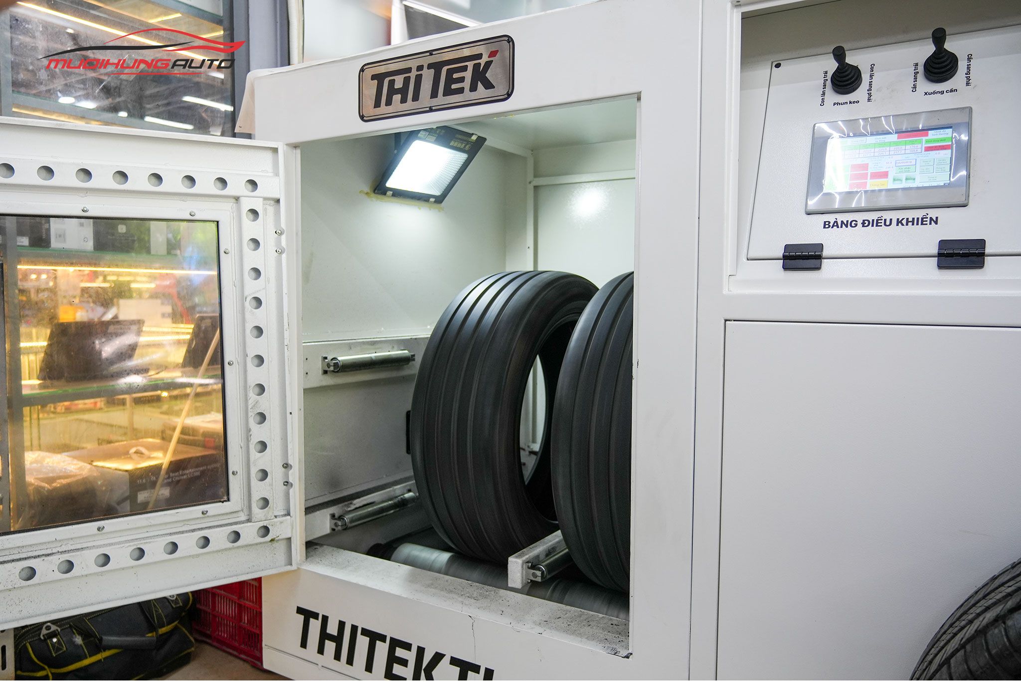 Lốp đang được đưa vào máy