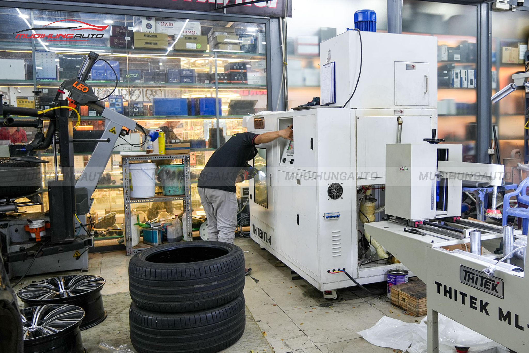 Lốp đang được đưa vào máy