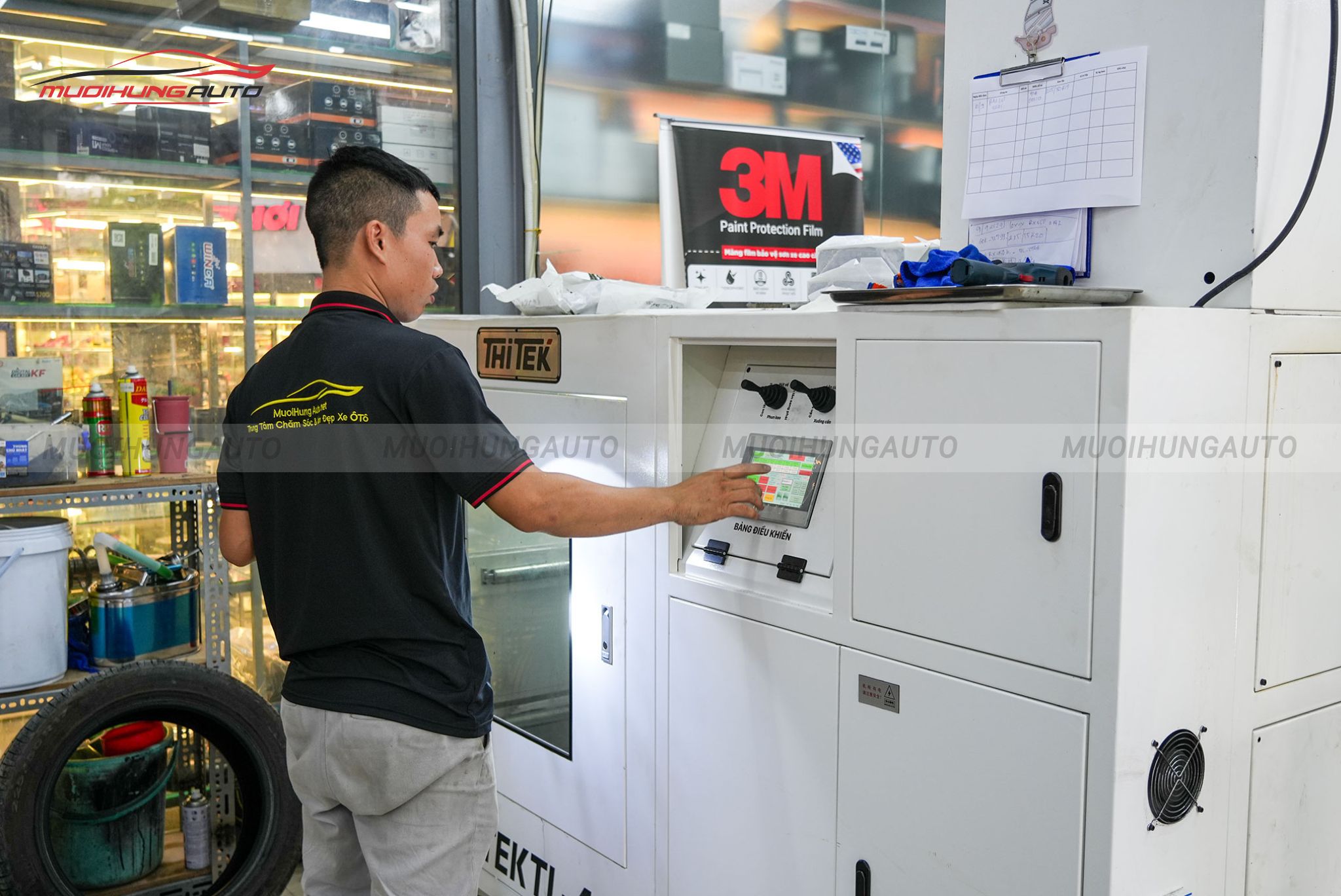 Lốp đang được đưa vào máy