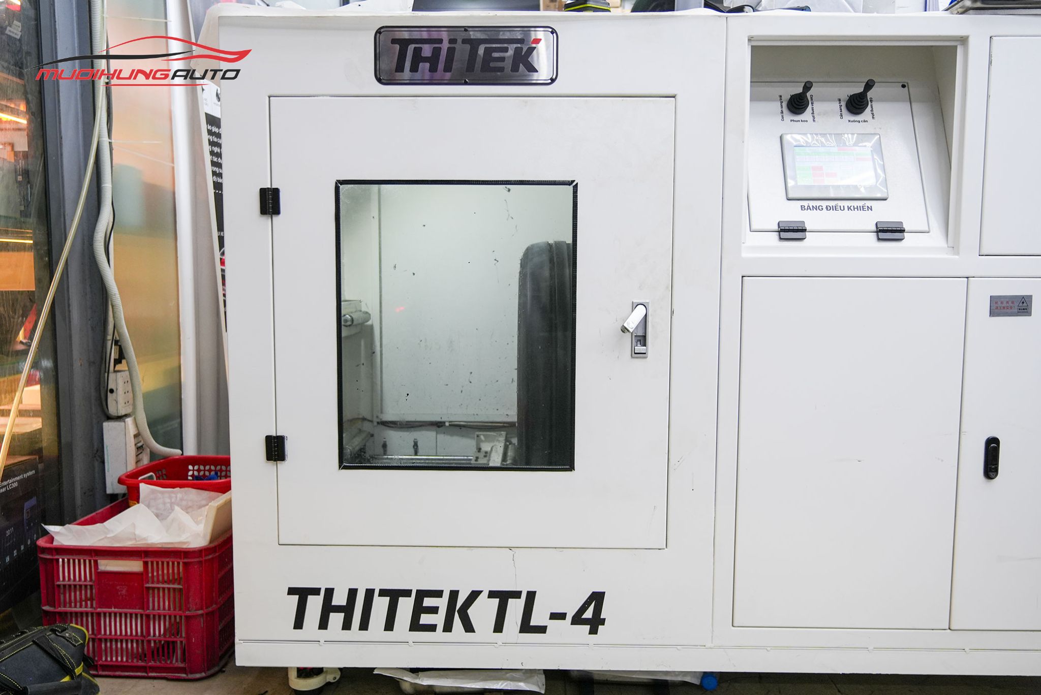 Lốp đang được đưa vào máy