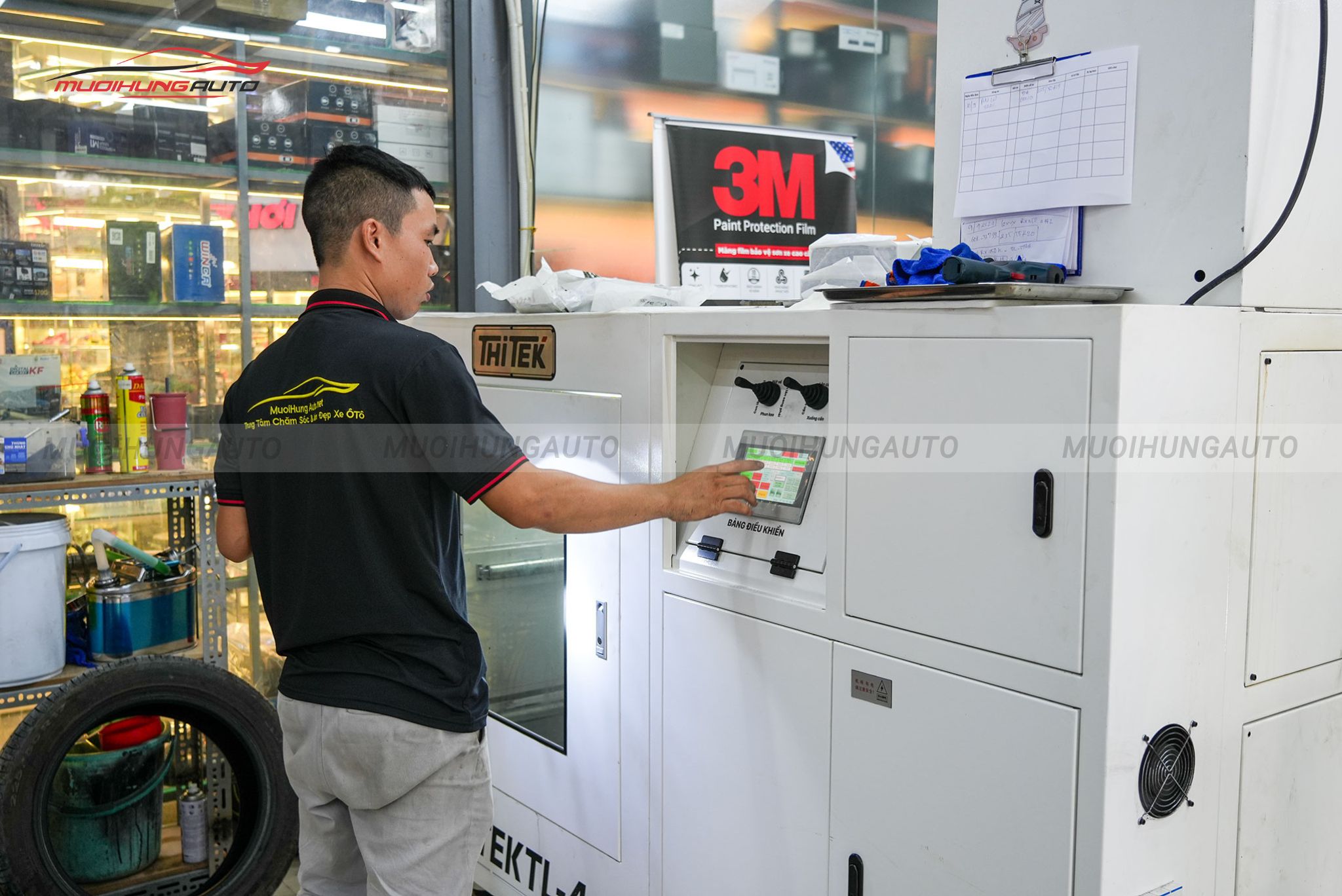 Lốp được đưa vào máy