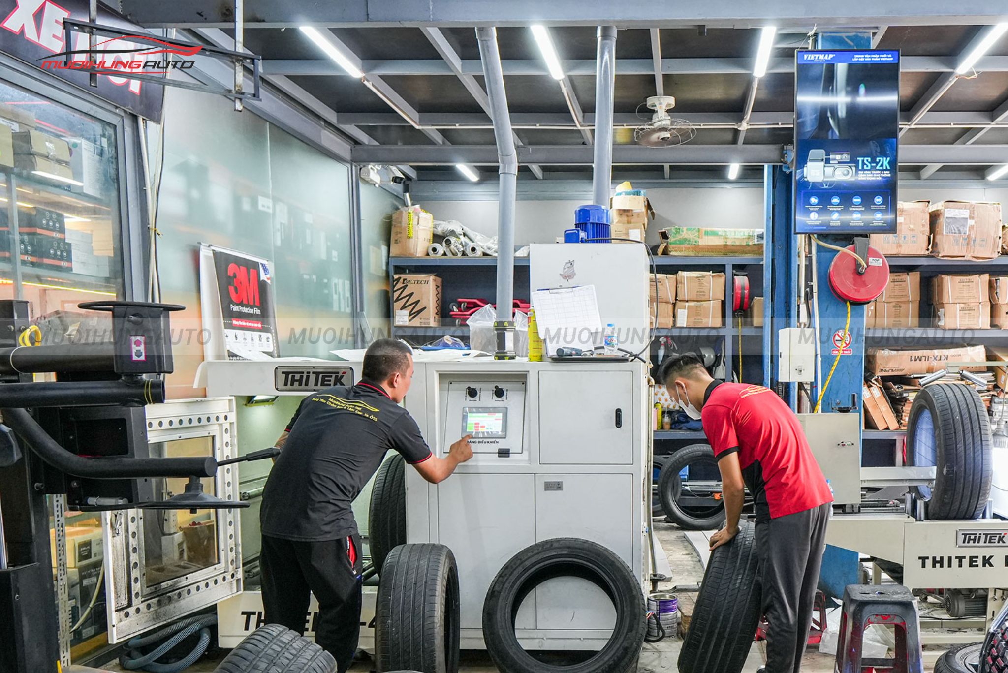 Lốp được đưa vào máy