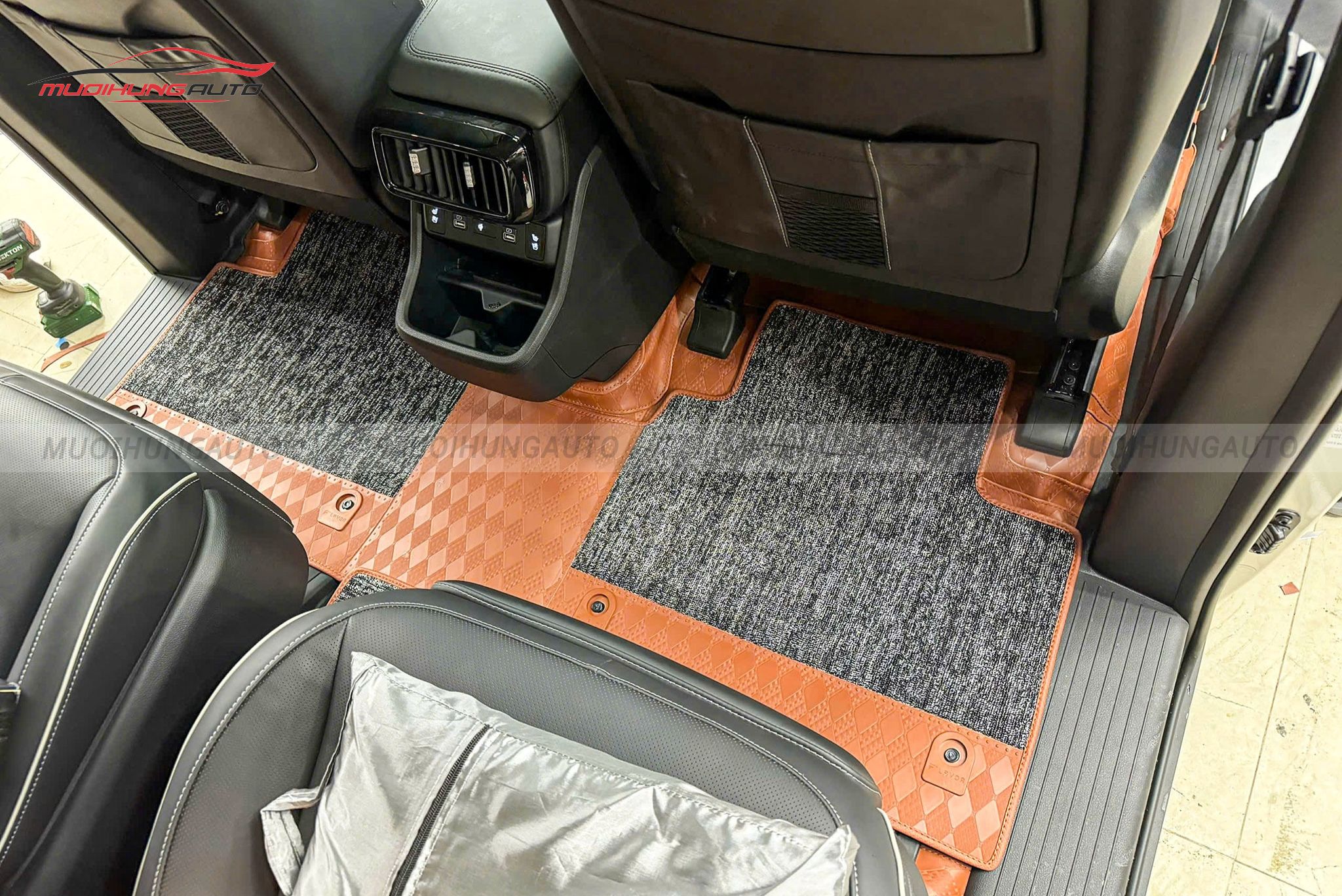 Lót sàn Lavor hàng ghế 2 cho xe Hyundai Custin 2024