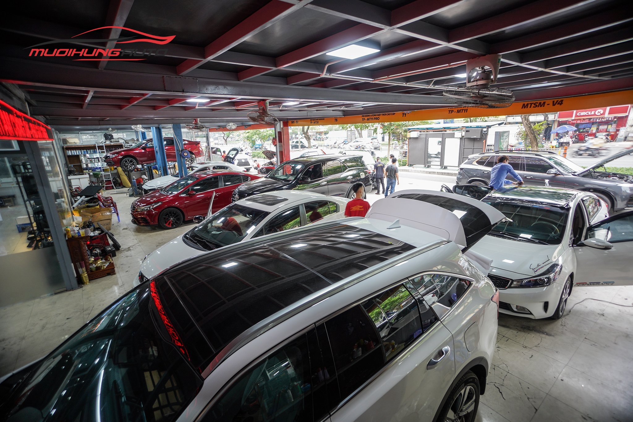 Mười Hùng Auto - Địa chỉ cách âm xe hơi uy tín tại TPHCM