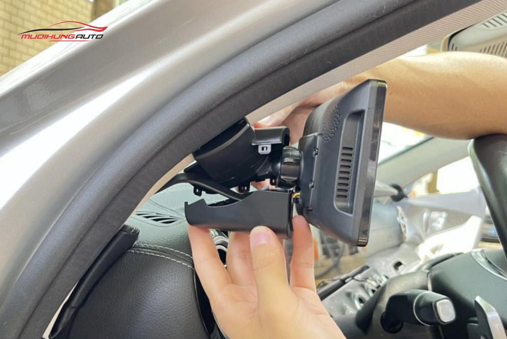 Lắp đặt nắp trên và nắp dưới của giá đỡ