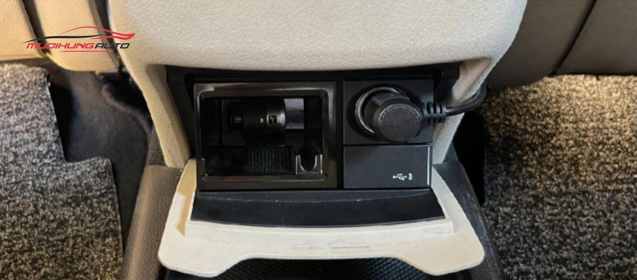 Lắp bật lửa của dây nguồn vào ổ cắm bật lửa