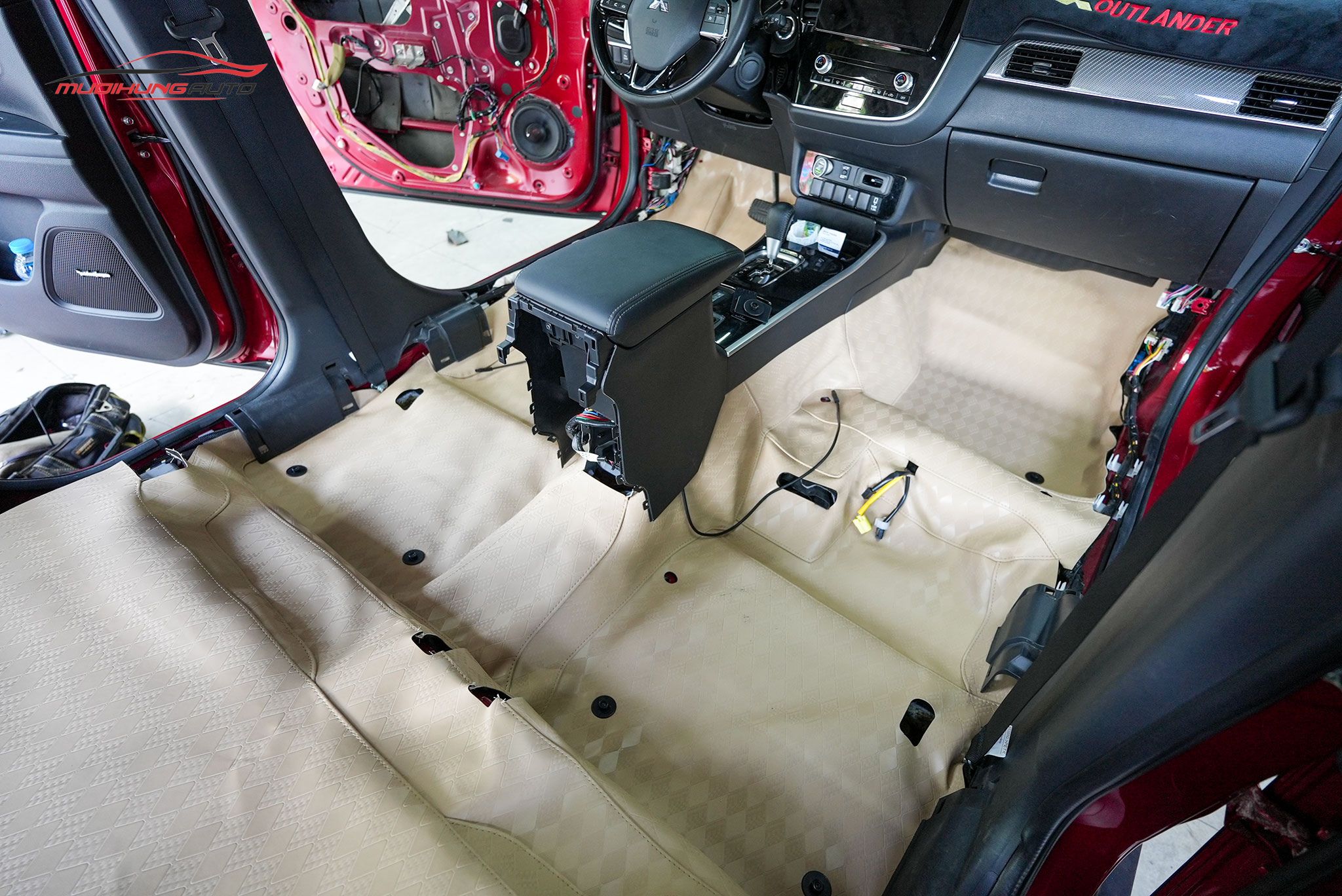 Thảm lót sàn Lavor cho xe Mitsubishi Outlander