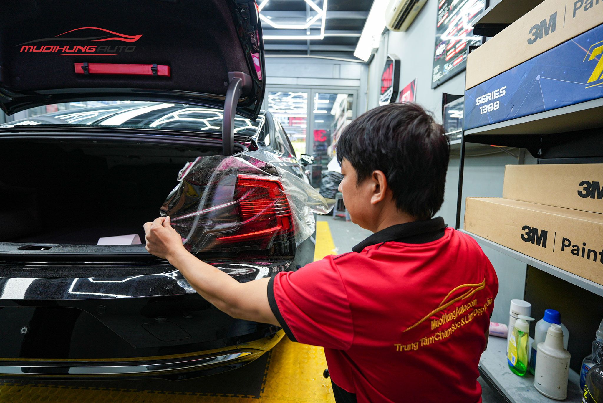Thợ kỹ thuật dán PPF được đào tạo bài bản