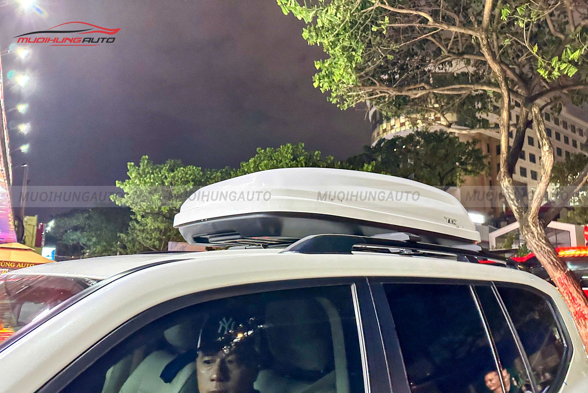 Thùng nóc xe ô tô Toyota Land Cruiser 2024