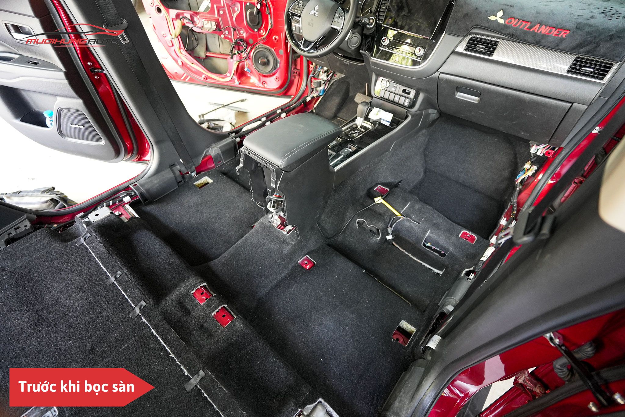 Trước khi bọc thảm lót sàn Lavor xe Mitsubishi Outlander