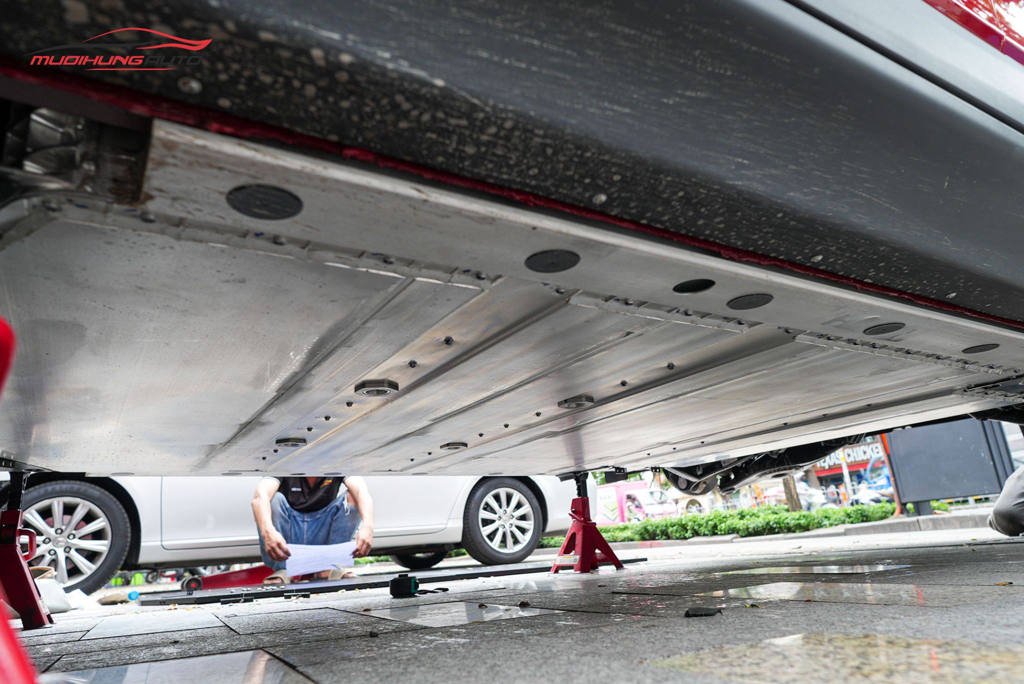 trước khi lắp giáp bảo vệ pin cho xe điện Vinfast VF6