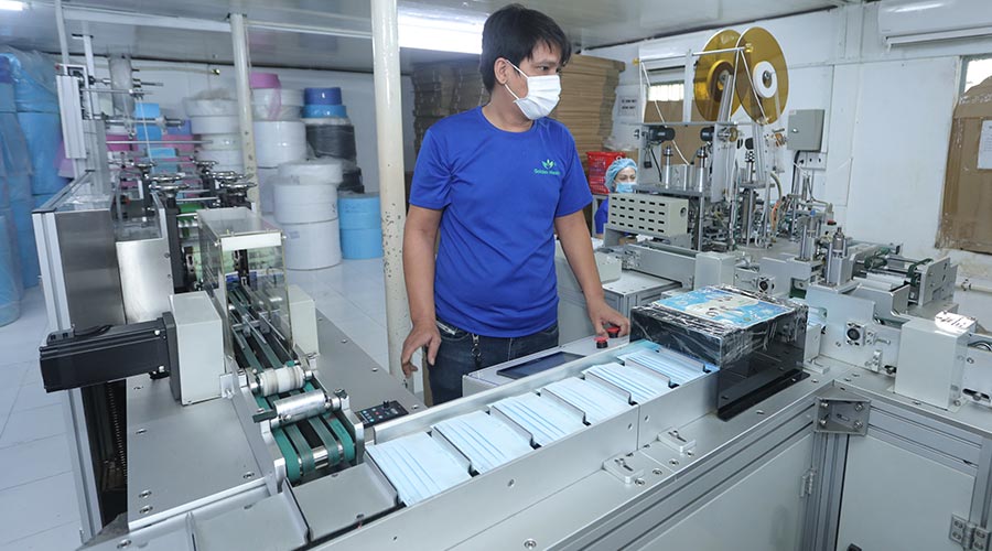 Quá trình sản xuất khẩu trang y tế tại nhà máy GoGreen