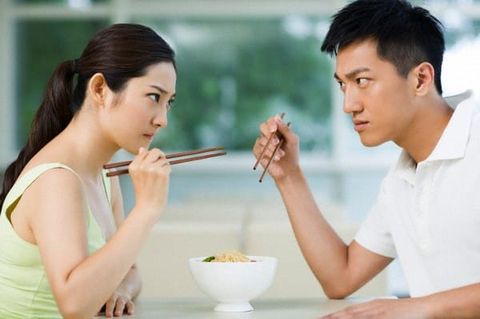 Chuyện bố chồng tâm lý bênh con dâu vì miếng dưa dấu