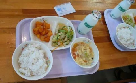 Cùng trẻ em Nhật ăn trưa mới thấm thía thế nào là thua ngay từ vạch xuất phát