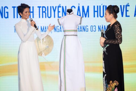 H’Hen Niê tặng bộ trang phục thổ cẩm từng được Vogue khen ngợi cho Bảo tàng Áo dài Việt Nam