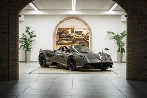 TẬP ĐOÀN DAINESE ITALY ĐỒNG THIẾT KẾ SIÊU XE PAGANI HUAYRA ROADSTER