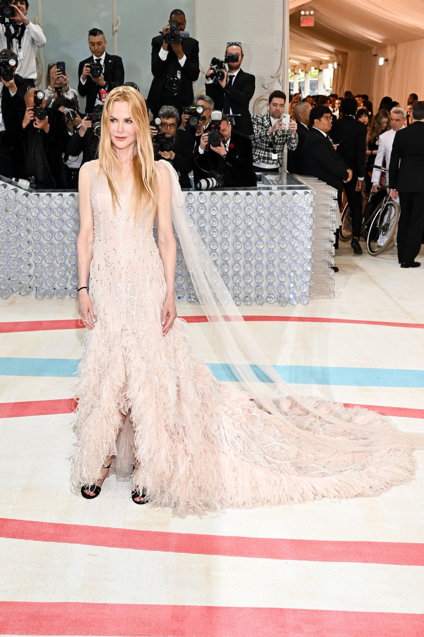 Nicole Kidman diện lại chiếc váy Chanel huyền thoại