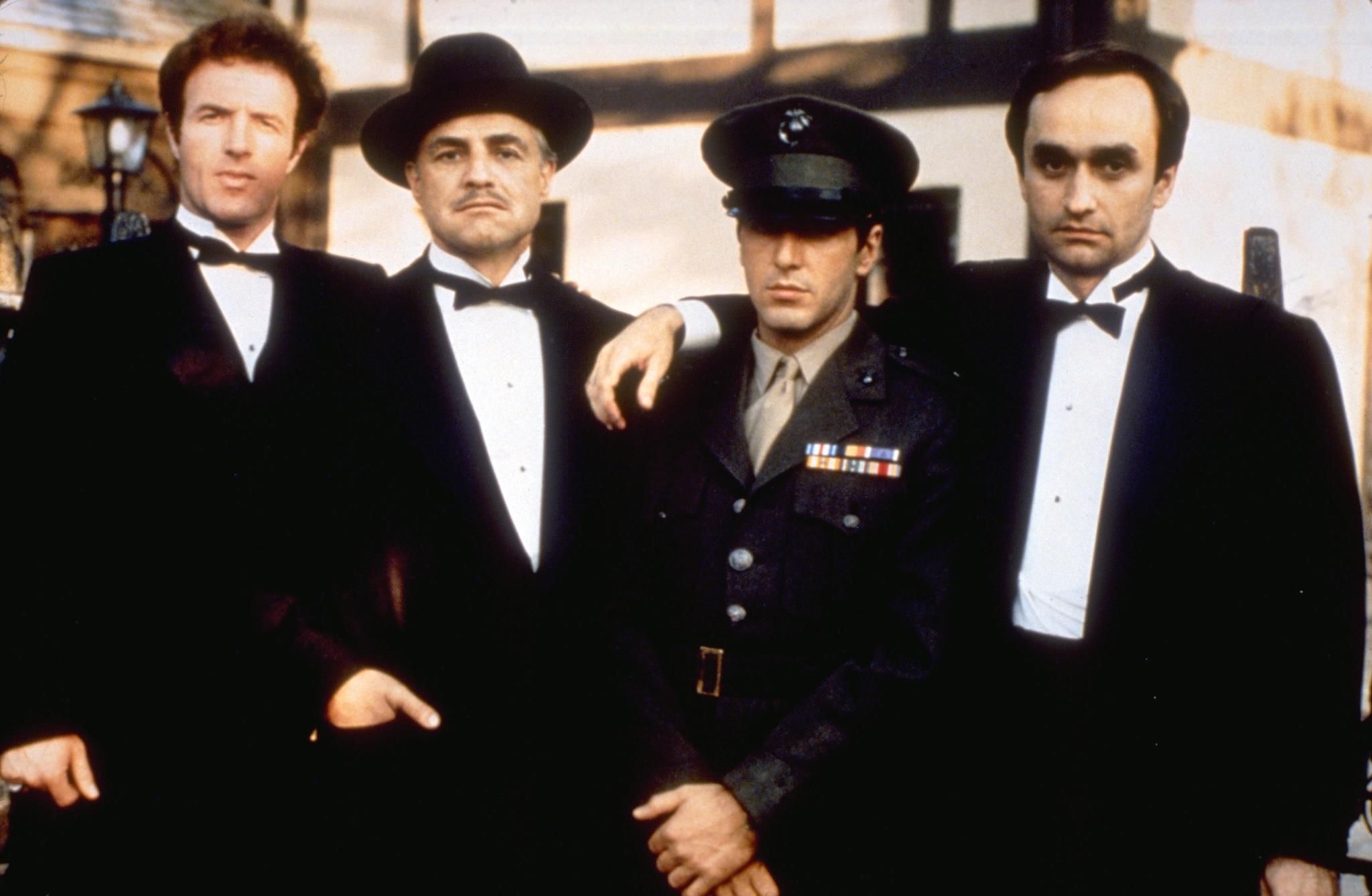 Vito Corleone bên cạnh gia đình