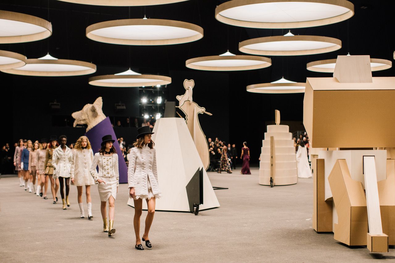 Các thiết kế của Chanel tại Paris Fashion Week Xuân Hè 2023