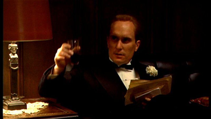 Tom Hagen là con nuôi của Vito Corleone