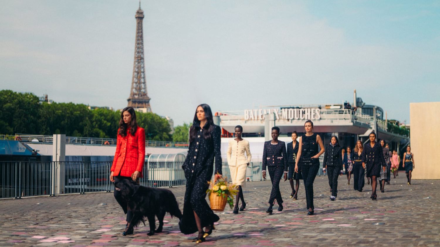Show Chanel được tổ chức tại Paris trong khuôn khổ Paris Fashion Show (nguồn ELLE)