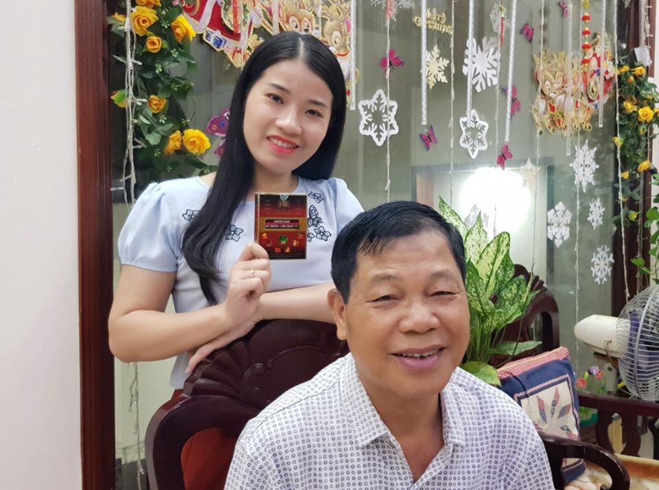 Đừng để người thân chúng ta mất tự tin vì tóc bạc!