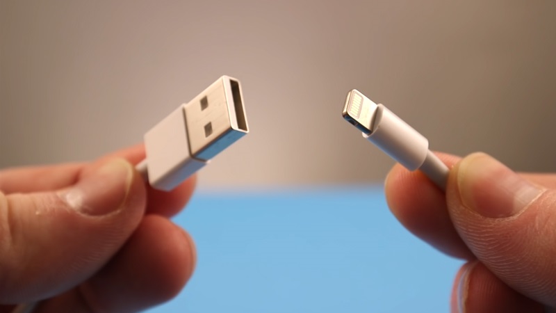 Kiểm tra cáp sạc điện thoại iPhone