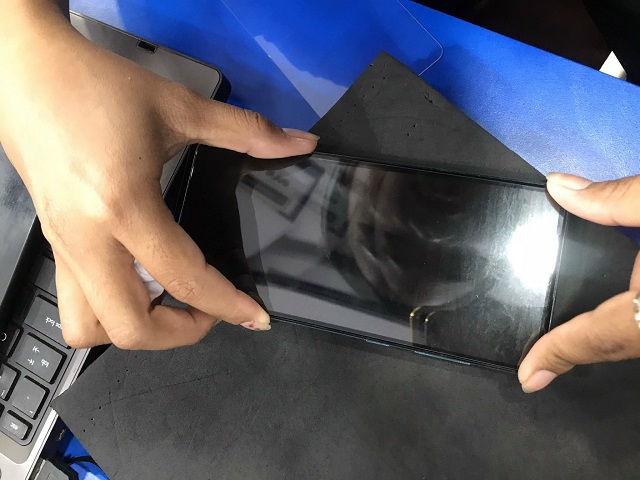 Ép kính điện thoại chuyên nghiệp