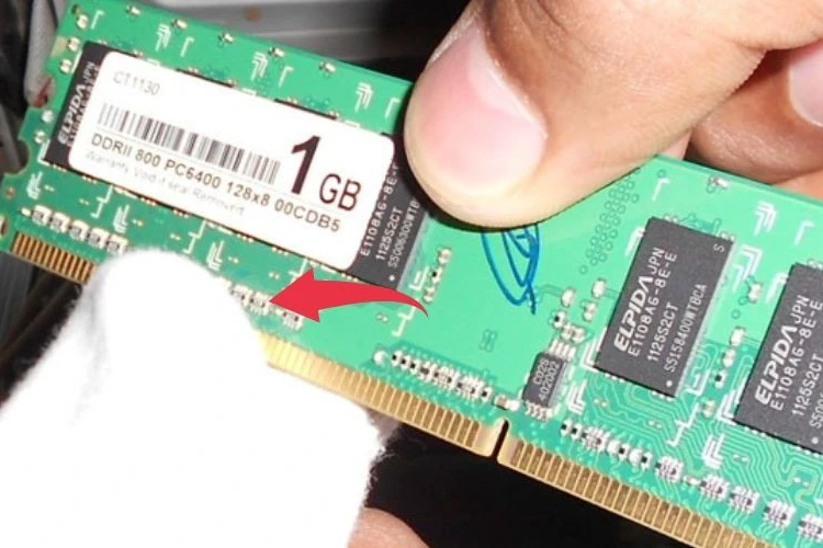 Vệ sinh và cắm lại RAM