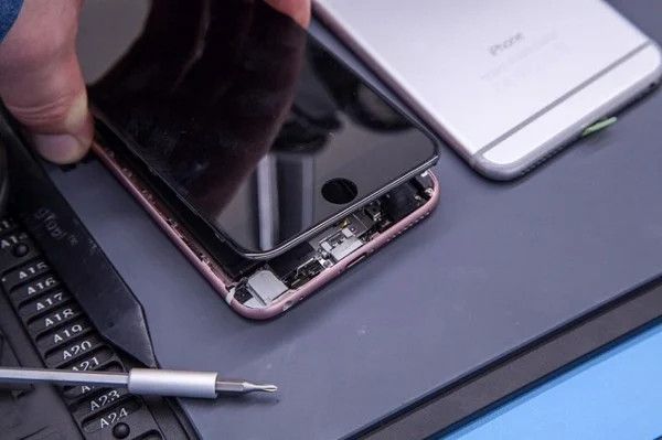 Khi nào nên thay màn hình, khi nào nên ép kính