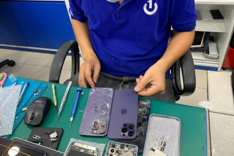 Kỹ thuật viên Bảo Hành One thay thế linh kiện theo yêu cầu của khách hàng