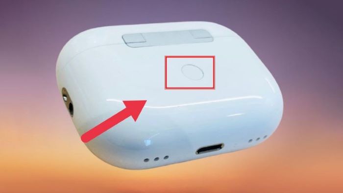 Nhấn giữ nút tròn phía sau hộp sạc