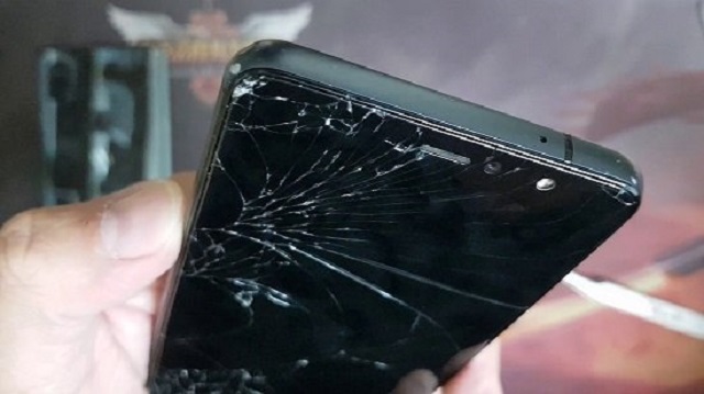 Màn hình Vsmart Live bị vỡ