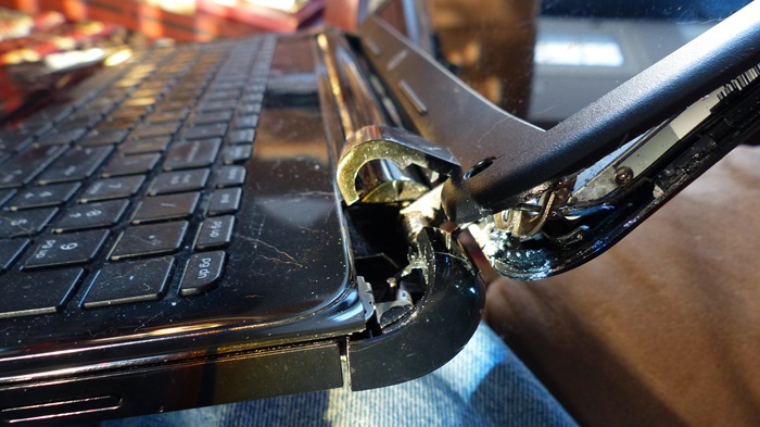 Bản lề laptop bị hỏng