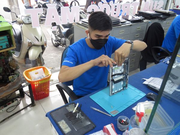 Kỹ thuật viên tiến hành thay bàn phím cho máy tính