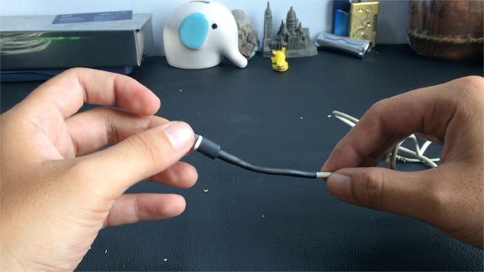 Dùng ống co nhiệt để bảo vệ dây sạc