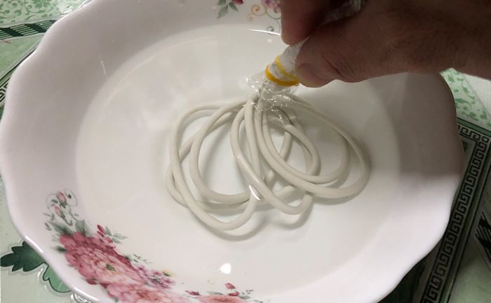 Vệ sinh dây sạc